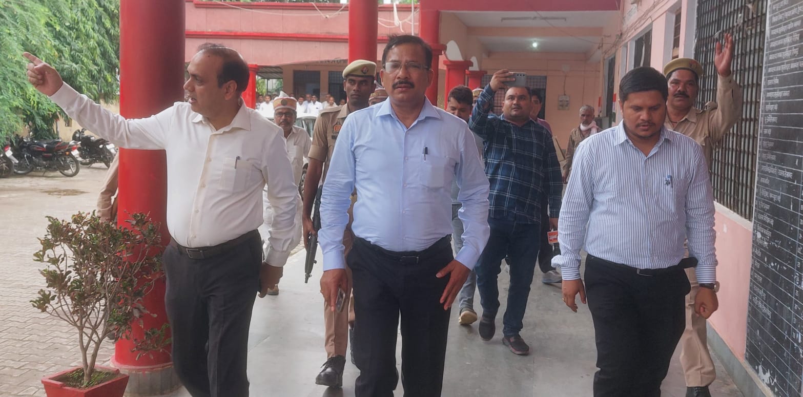 डी एम के औचक निरीक्षण में तहसील की व्यवस्थाओ की खुली परत,लंबित आख्याएँ तत्काल भेजने के निर्देश।