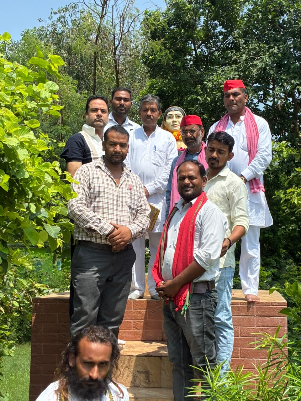 आज समाजवादी पार्टी के मथुरा जिला प्रभारी के रूप में बल्देव विधानसभा क्षेत्र में पधारे आदरणीय श्री रमेश चन्द्र बघेल जी का फरह रेलवे फाटक के पास स्थित एकेडमी में 
