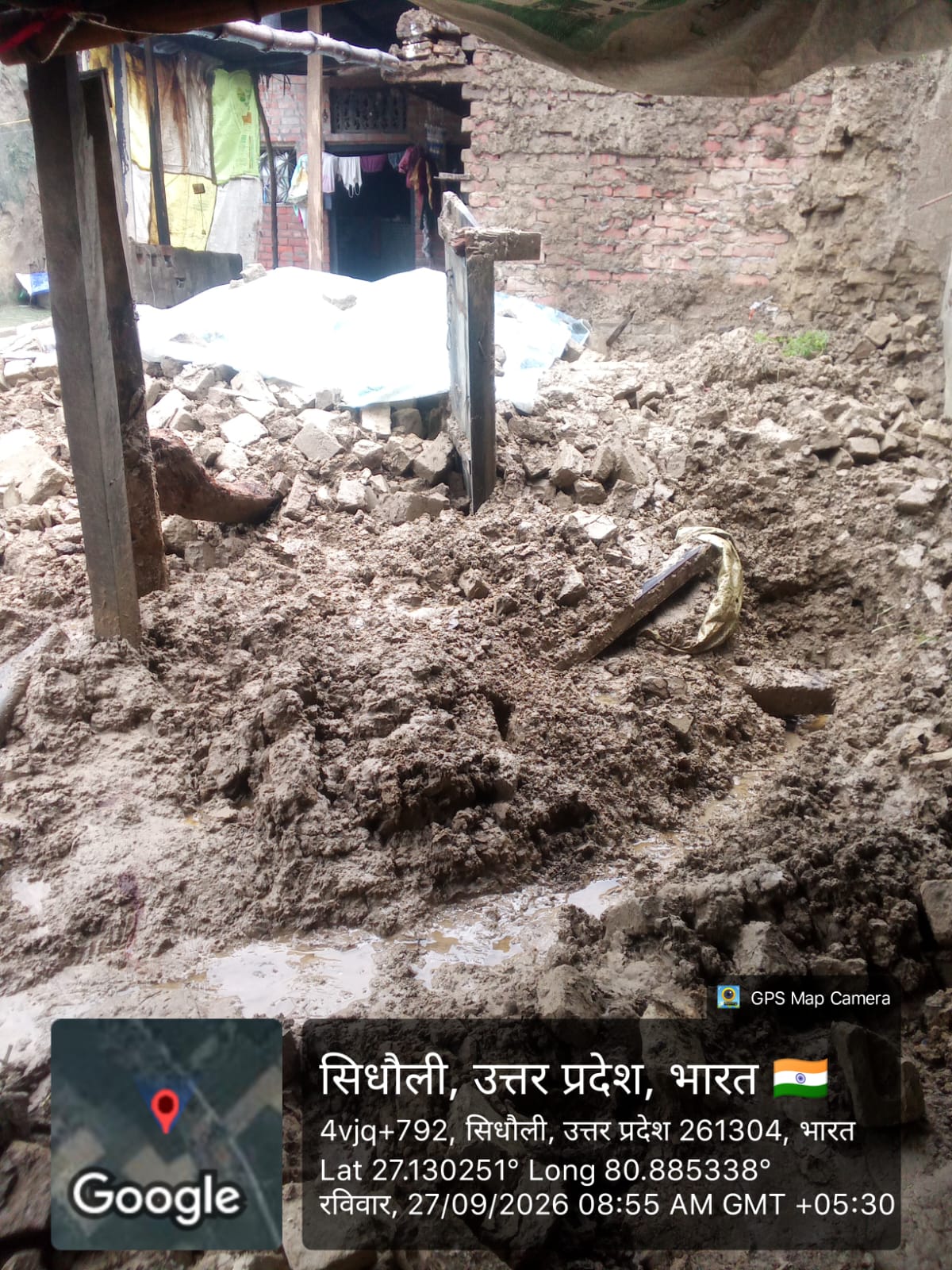 अचानक भरभराकर गिरा मकान, मलबे में तब्दील हुआ आशियाना