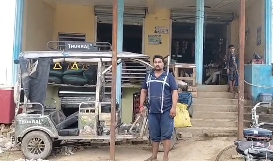 दो ई-रिक्शों से नौ बैटरियां और 60 लीटर डीजल चोरी