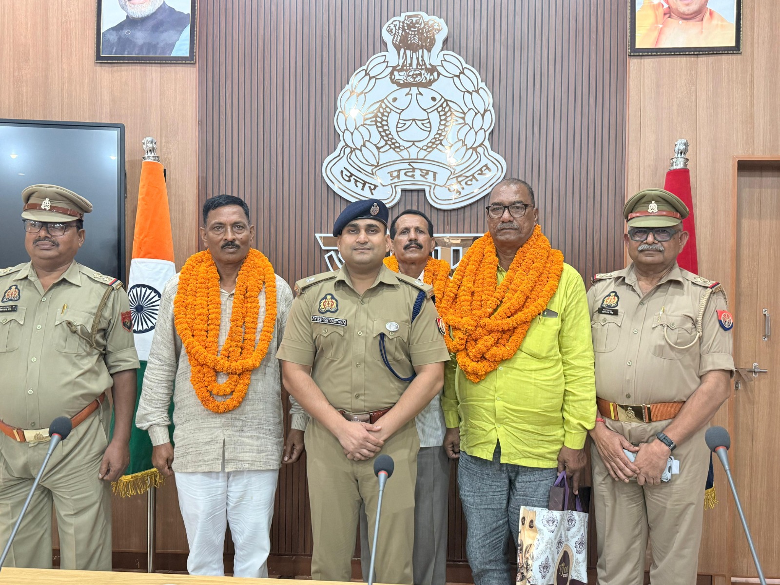 जौनपुर।* जनपद पुलिस में अपनी अधिवर्षता आयु पूर्ण कर सोमवार को तीन उपनिरीक्षक सेवानिवृत्त हुए। पुलिस लाइन स्थित 