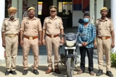 चोरी की बाइक संग वाहन चोर गिरफ्तार।