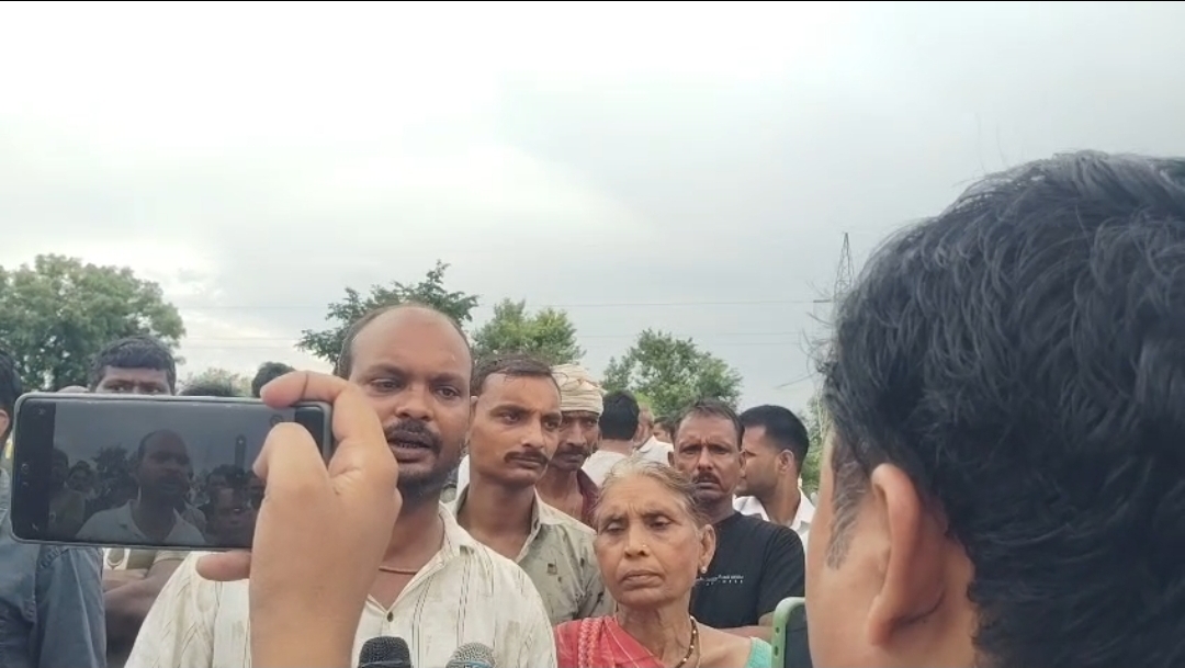 फतेहपुर जिले के थाना थरियांव के अंतर्गत हसवा के पास जमीनी विवाद मे चली ताबर तोड़ गोलिया जानकारी के अनुसार नेशनल हाइवे किनारे स्थिति लगभग 5 बीघे जमीन को 