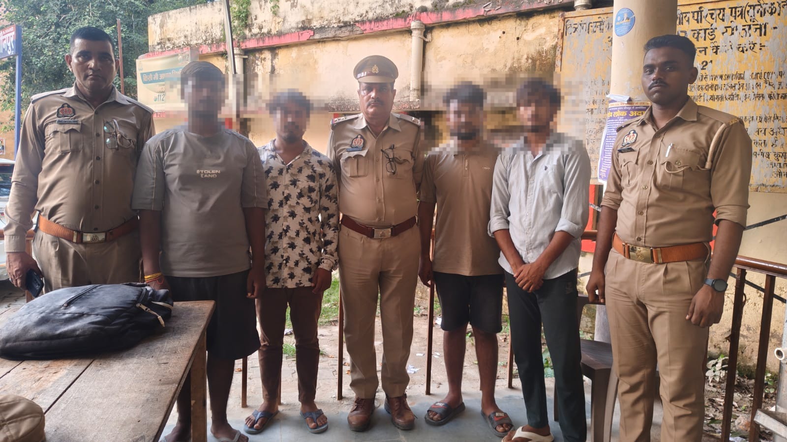 जौनपुर।* सुजानगंज थाना क्षेत्र के छिमिया गांव में क्लीनिक पर पथराव, गाली-गलौज, मारपीट और जान से मारने की धमकी देने के मामले में पुलिस ने चार आरोपितों को गिरफ्ता