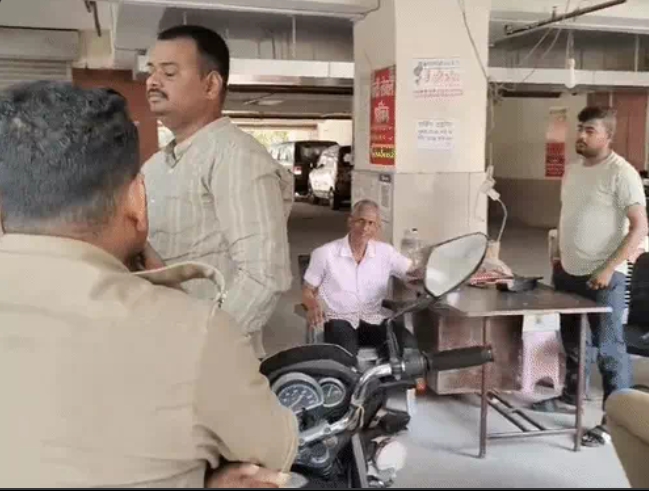 गोरखपुर में बैंक मैनेजर और पार्किंग कर्मचारी के बीच मारपीट: मैनेजर की शर्ट फाड़ी और चश्मा तोड़ा; पार्किंग पास को लेकर विवाद