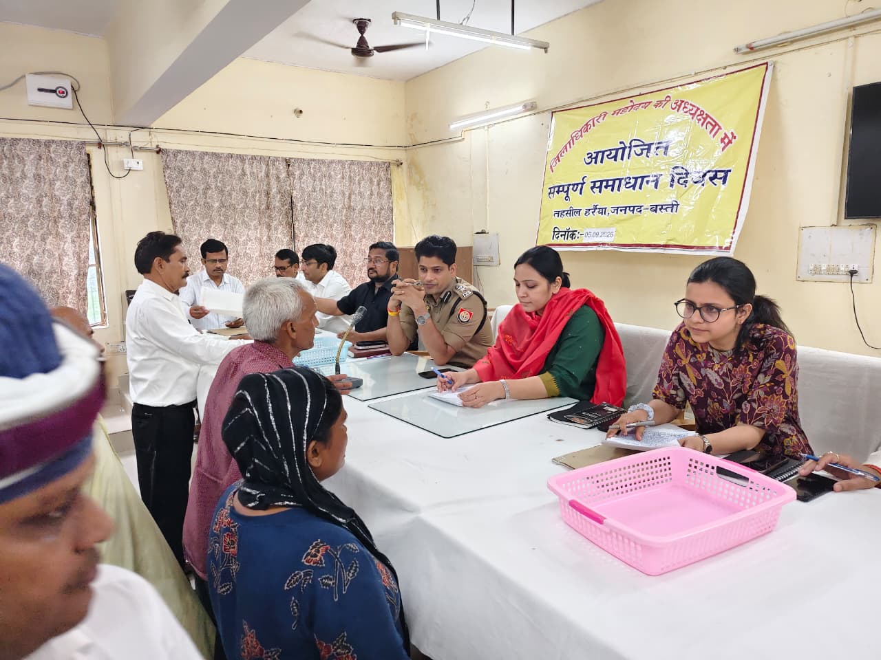 DM बस्ती व SP बस्ती द्वारा तहसील हरैया पर आयोजित सम्पूर्ण समाधान दिवस में जनसुनवाई करते हुए शिकायतों को निष्पक्ष/त्वरित/ गुणवत्तापूर्ण ढंग से निस्तारण करने के ल
