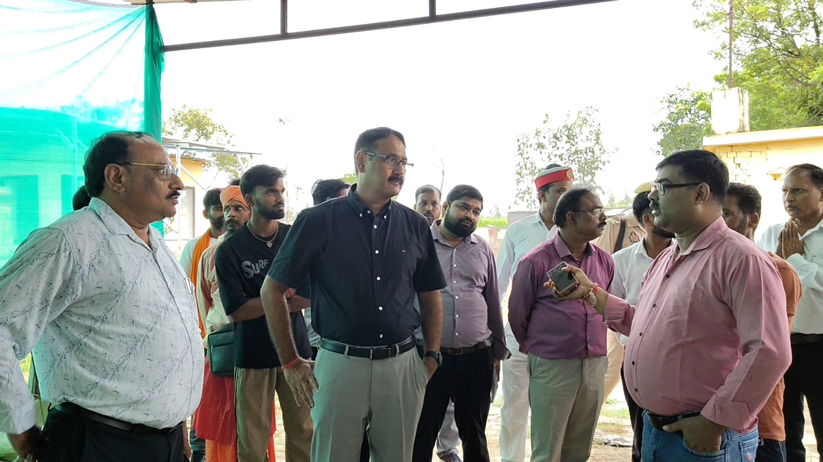 जिलाधिकारी ने देवीपुरा गौशाला का किया औचक निरीक्षण