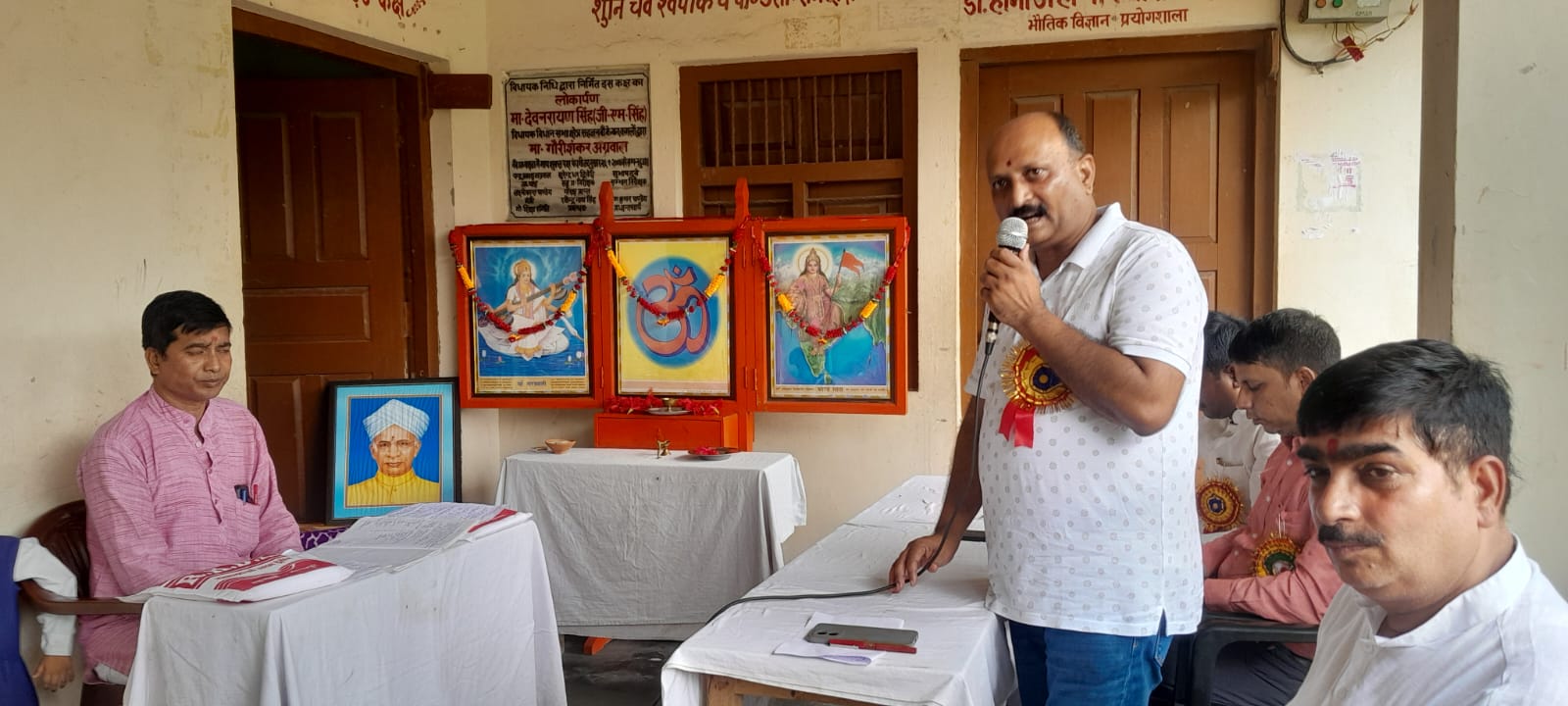 गुरुजनों के सम्मान में सजा लुचुई विद्यालय, शिक्षक दिवस पर शिक्षकों का हुआ सम्मान 