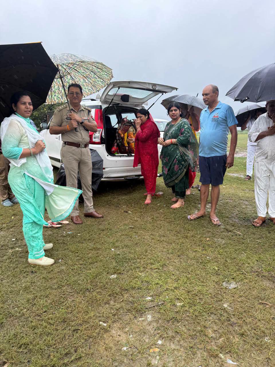 जिला बहराइच के तहसील मिहिंपूर्वा से ख़ास खबर*   एसडीएम मोनालिसा जौहरी गणेश प्रतिमा विसर्जन की तैयारी का लिया भारी बारिश में जाएगा अधिकारियों को दिए आवश्यक 