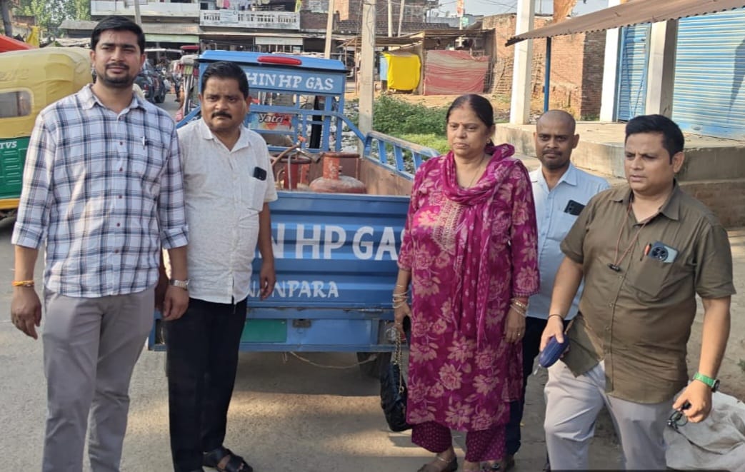 अबैध गैस रिफिलिंग करते पकड़ा गया दुकानदार,मुकदमा दर्ज।