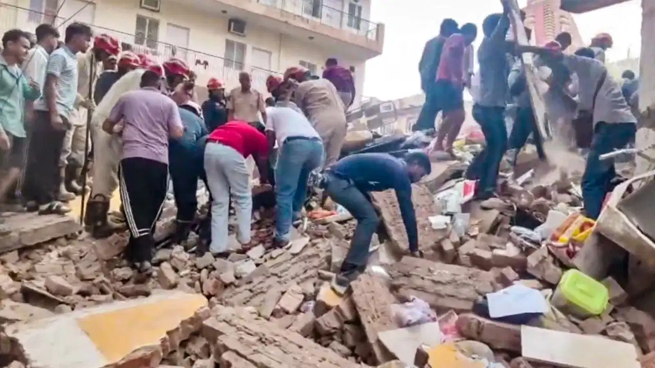 सत्य निकेतन हादसा: सेना और NDRF ने संभाला मोर्चा, दिल्ली सरकार ने क्या कहा?