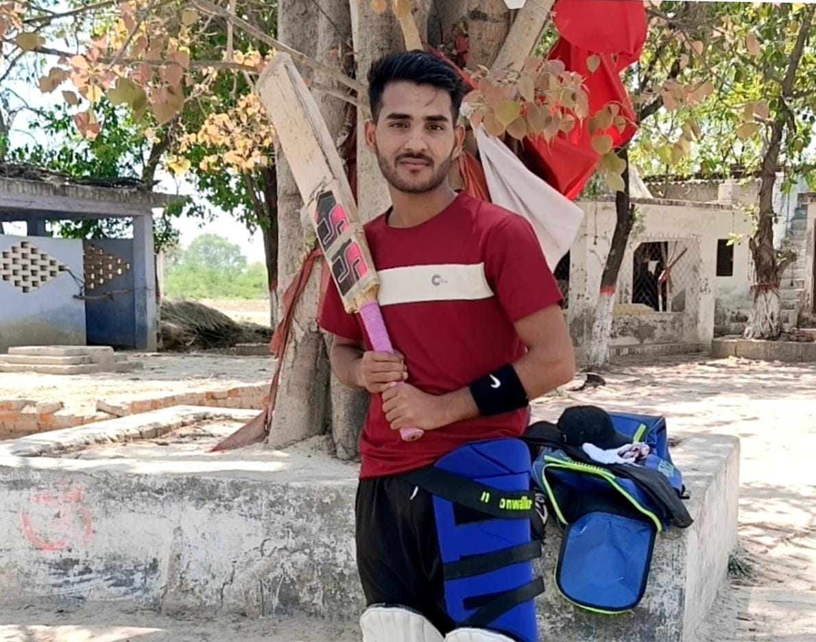 राजकीय इंटर कालेज फुरसतगंज में 12 वीं कक्षा में पढ़ने वाले छात्र अनुज बाजपेई प्रदेश स्तरीय क्रिकेट टीम में चयन से विद्यालय में जश्न का माहौल