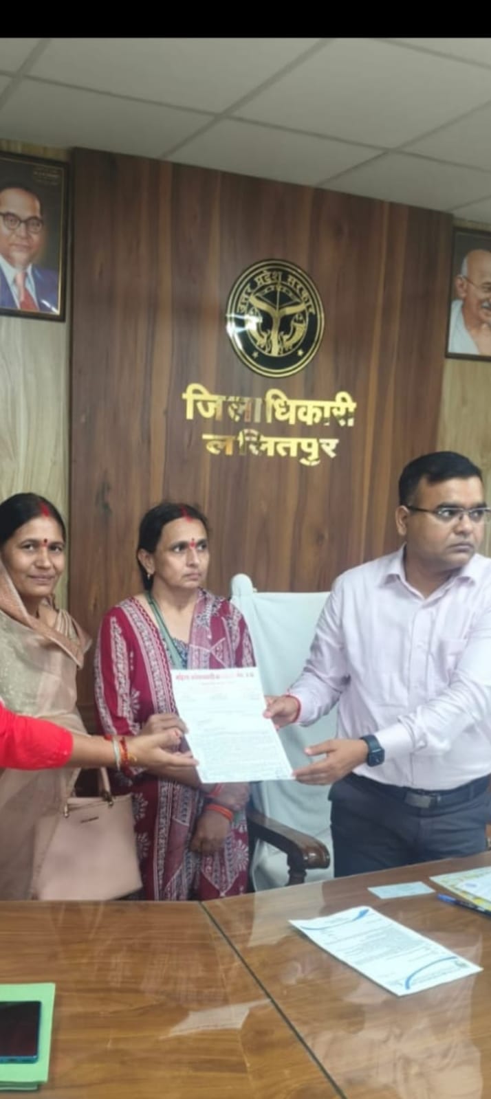 महिला आंगनबाड़ी कर्मचारी संघ ललितपुर द्वारा जिलाधिकारी महोदय को मुख्यमंत्री के नाम ज्ञापन सौंपा