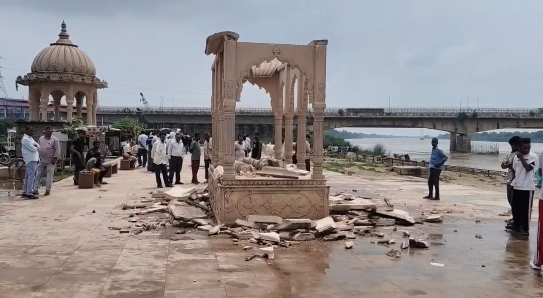 आकाशीय बिजली से गुंबद गिरा, अधिवक्ता आलोक अस्थाना की मौत; वकीलों का हंगामा