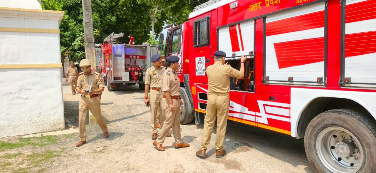 जौनपुर  कुंवर अनुपम सिंह द्वारा रिजर्व पुलिस लाइन जौनपुर परिसर से नवीन अग्निशमन वाहनों को हरी झंडी दिखाकर रवाना किया गया तथा संबंधित अग्निशमन केन्द्रों पर उपलब्