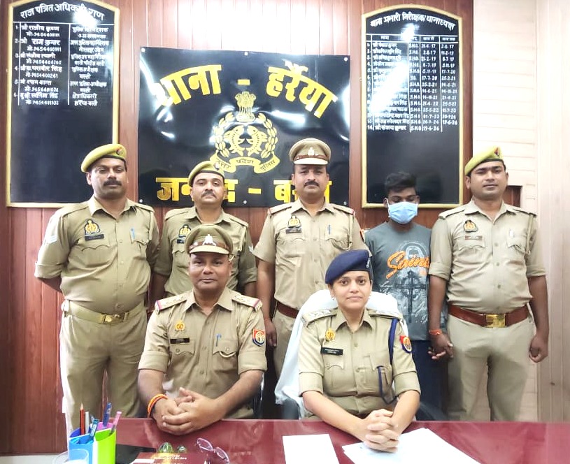 थाना हरैया पुलिस व सर्विलांस टीम बस्ती की संयुक्त कार्यवाही में यू0पी0 गैंगस्टर एक्ट से संबंधित रुपये 25,000/- के इनामिया वांछित अभियुक्त को किया गया गिरफ्तार-