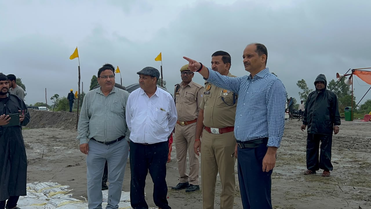 विसर्जन से पहले अलियापुर घाट का  डीएम-एसपी ने लिया जायजा, 