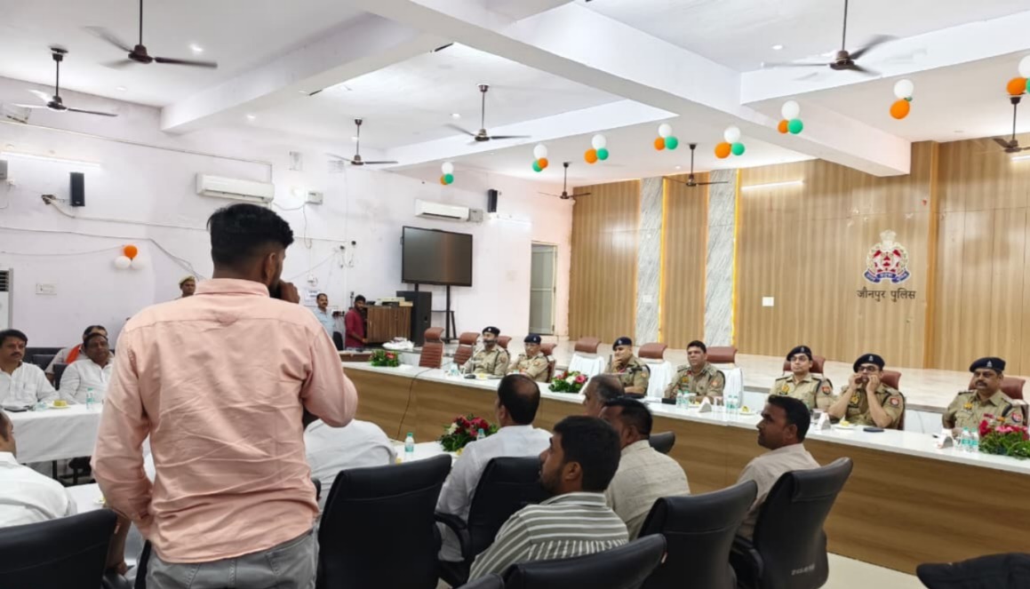 जौनपुर  वरिष्ठ पुलिस अधीक्षक, जौनपुर द्वारा जनपद के विभिन्न प्रतिष्ठित व्यापार मण्डलों के पदाधिकारियों एवं व्यापारी बन्धुओं के साथ गोष्ठी/बैठक आयोजित 