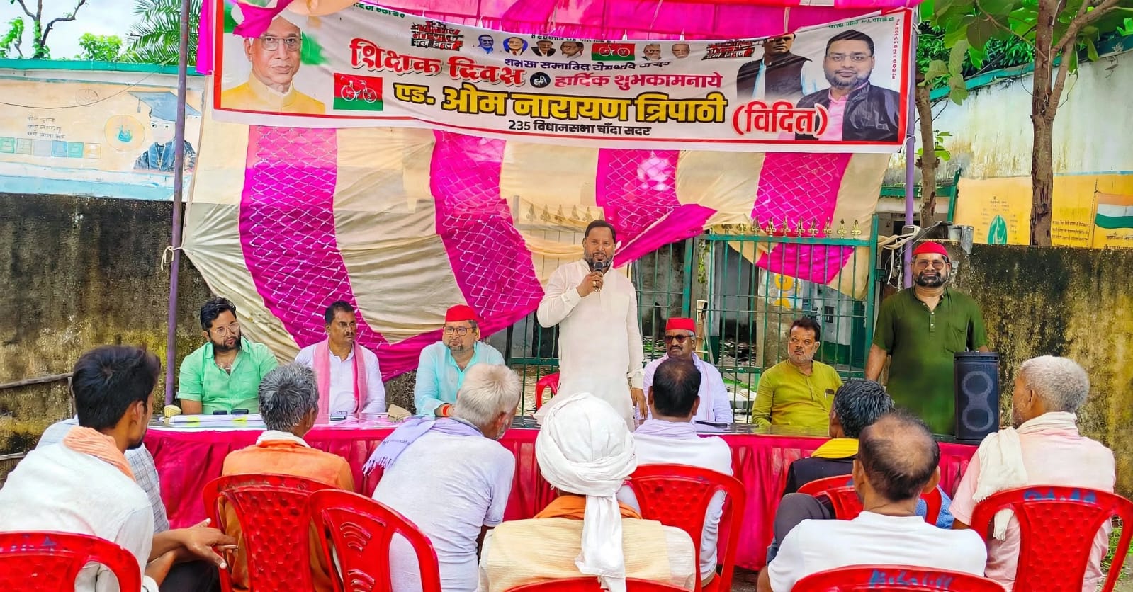 शिक्षक दिवस पर बंद स्कूल के बाहर सपा की चौपाल, बोली—‘भवन बंद कर देने से बच्चों के सपने बंद नहीं होते’।   