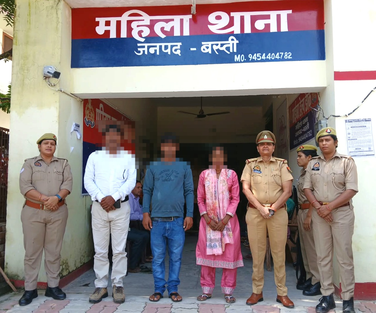 बस्ती महिला थाना पुलिस द्वारा आपसी मन-मुटाव व मतभेद के कारण एक-दूसरे से अलग रह रहे पति-पत्नी के 02 जोड़ों की काउंसलिंग कर एक साथ रहने की बात पर राजी कर हंसी-खुश