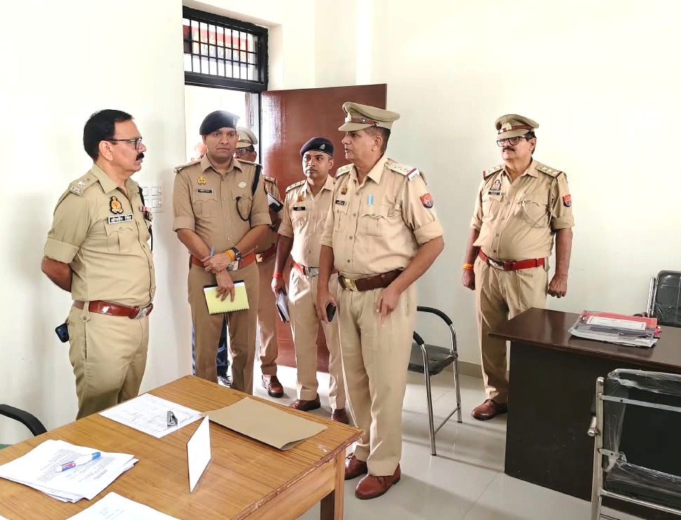 बस्ती द्वारा अपर पुलिस अधीक्षक बस्ती की मौजूदगी में पुलिस अधीक्षक कार्यालय के समस्त शाखाओं एवं परिसर का निरीक्षण कर संबंधित को आवश्यक दिशा-निर्देश दिया ग