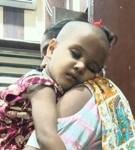 कानपुर देहात मूसानगर। दुकान के पास खेल रही तीन साल की बच्ची को गोद में उठाकर ले जा रहे एक संदिग्ध को ग्रामीणों