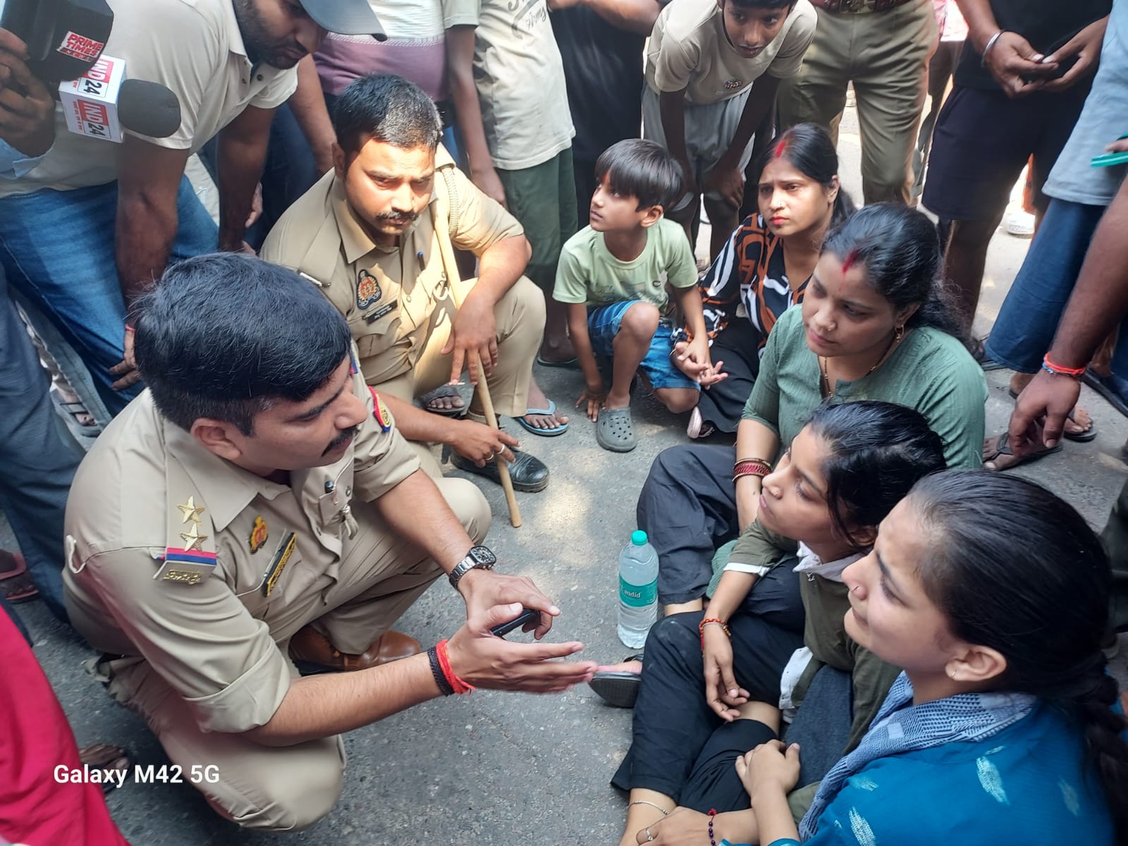 तीन दिन बाद भी लापता बालक का सुराग नहीं, आक्रोशित परिजनों ने झिंगहा घाट पुल पर लगाया जाम।