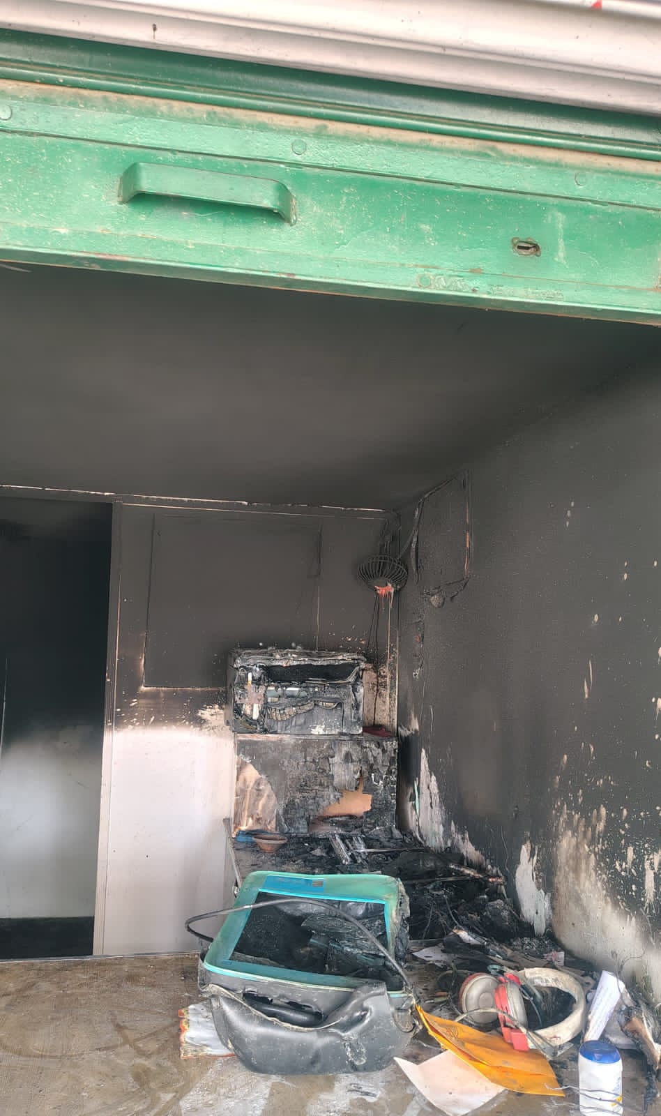 लखीमपुर खीरी प्रार्थिनी आरती प्रजापति की डीजे की दुकान थी दिनांक 15- 10 2026 को रात्रि के समय करीब 7:00 बजे दुकान में आग लग गई जिसमें कई मशीन जल