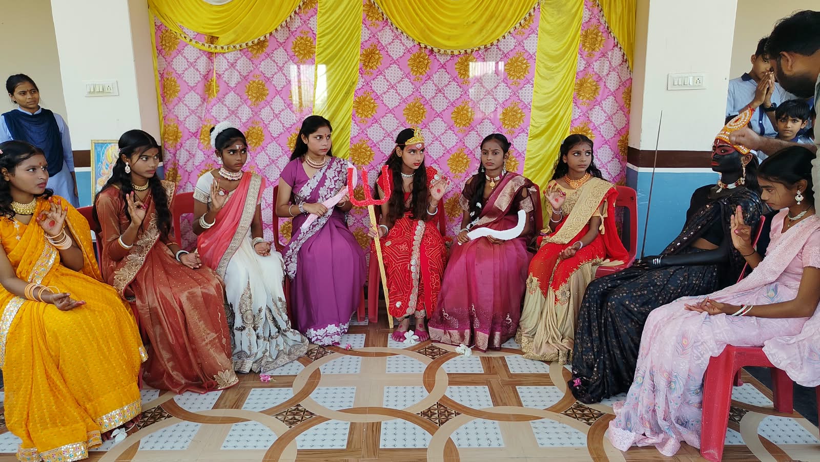 श्री कालसेन बाबा इंटर कॉलेज में नवरात्रि की धूम: नौ देवियों की भव्य झांकियों और काली के अखाड़े ने मोहा मन