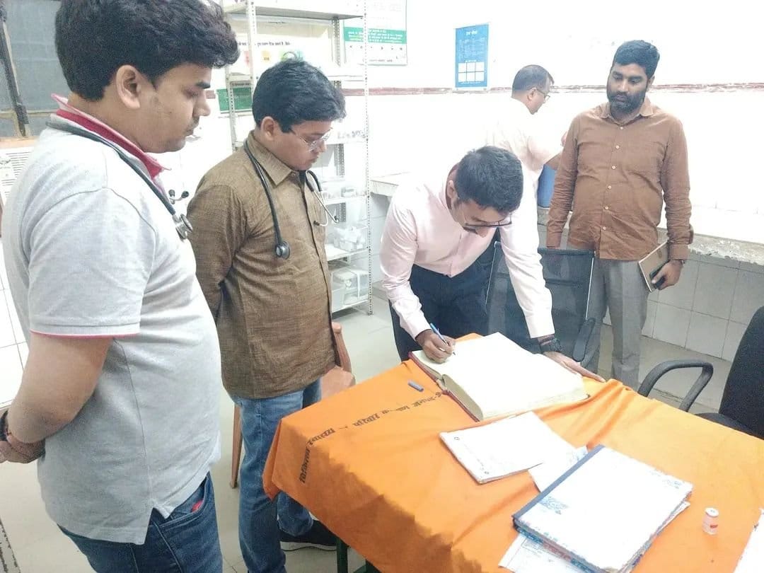 अमेठी के जिलाधिकारी शशांक चौधरी ने देर शाम सामुदायिक स्वास्थ्य केंद्र फुरसतगंज का औचक निरीक्षण किया