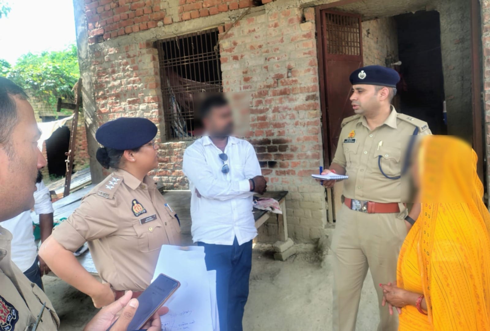   गोरखपुर हरपुर बुदहट थाना क्षेत्र के करनपुरा गांव में गुरुवार सुबह खेत की जुताई को लेकर हुए विवाद में चचेरे भाई ने गोली मारकर युवक की 