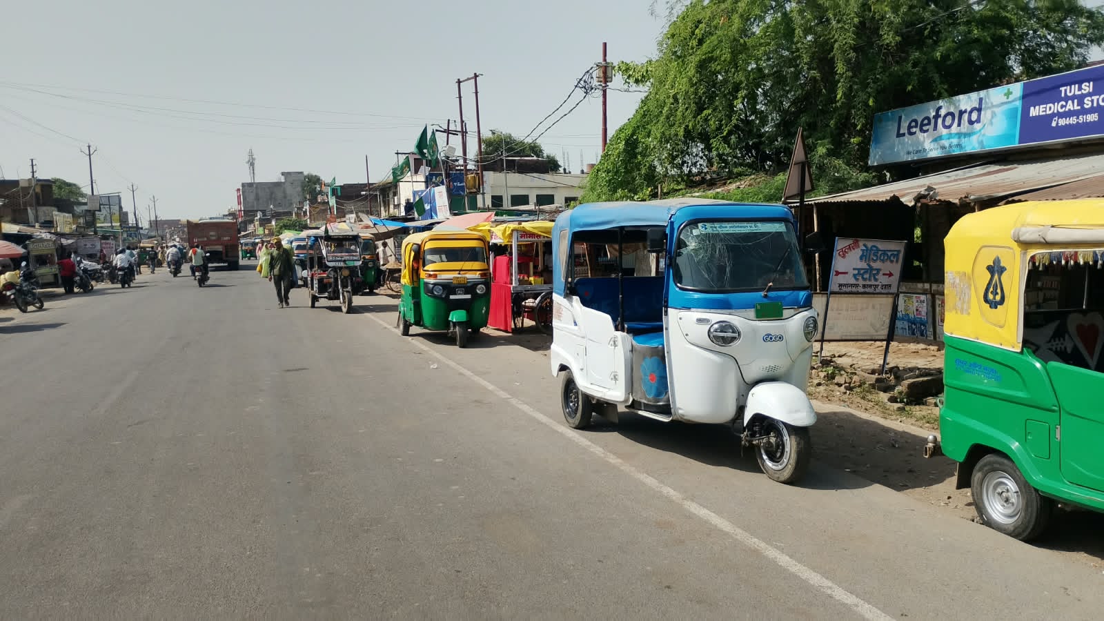 कानपुर देहात सड़क पर खड़े ऑटो और वाहनों से मूसानगर में रोज लग रहा जाम