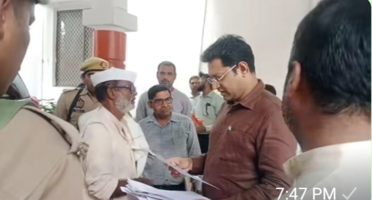 जौनपुर   सिरकोनी ब्लॉक राजेपुर त्रिमुहानी रामेश्वर गोमती नदी पर कार्तिक पूर्णिमा  स्नान से पहले पीपा पुल 5 लाख स्नानार्थियों के लिए 