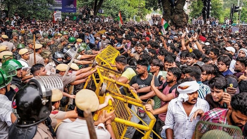 दिल्ली में मुख्य चुनाव आयुक्त के इस्तीफे की मांग को लेकर प्रदर्शन