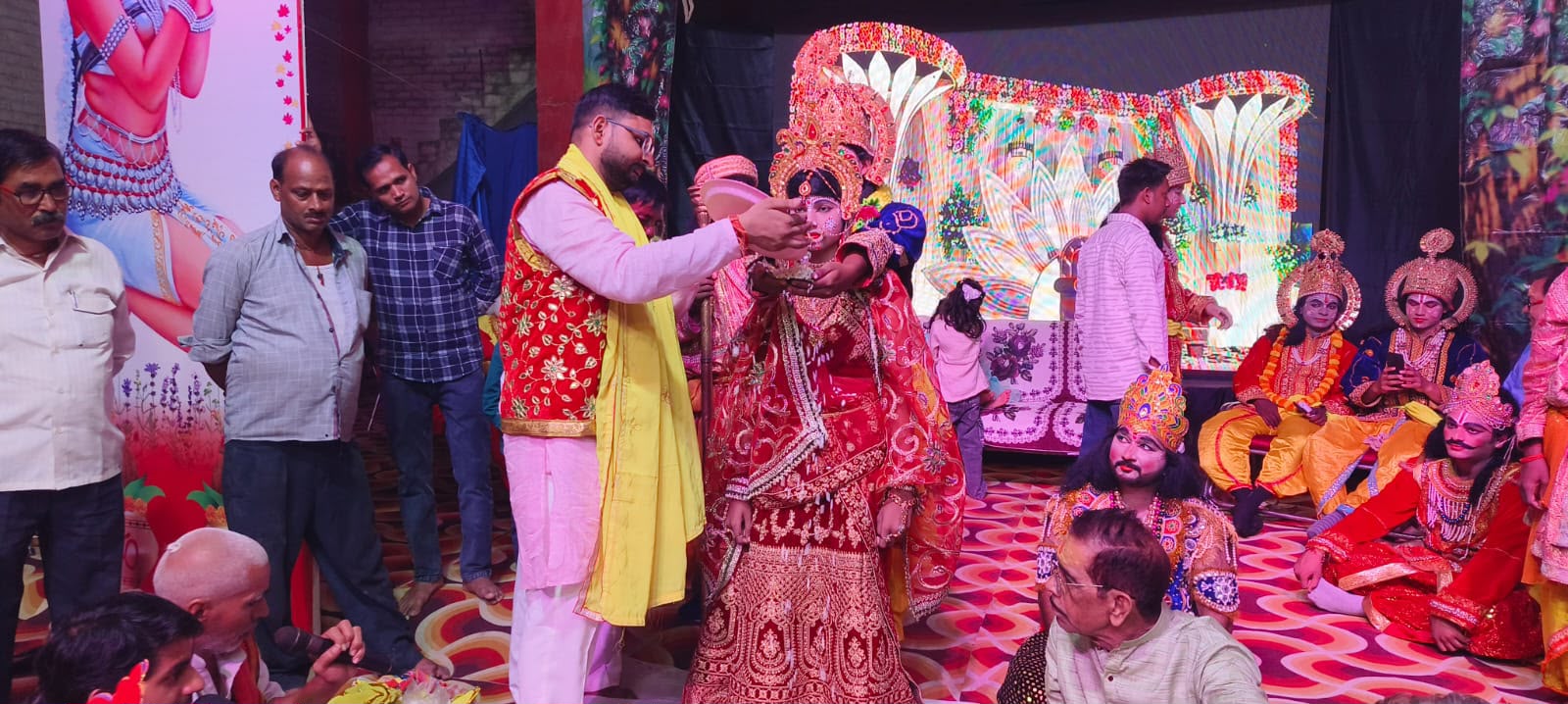 जनकपुर बना मुंगराबादशाहपुर का रामलीला मैदान, श्रीराम बारात में उमड़ा जनसैलाब,                      राजा जनक बने पशुपति नाथ गुप्ता, पत्नी निकुंज गुप्ता ने निभाई 