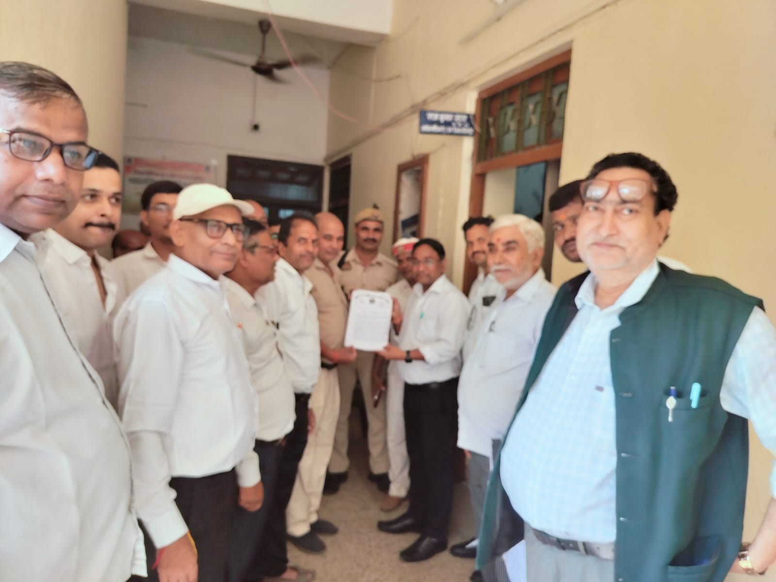 तहसील के न्यायालयों व कार्यालयों की कार्यप्रणाली पर उठाए सवाल, अधिवक्ताओं ने सौंपा ज्ञापन