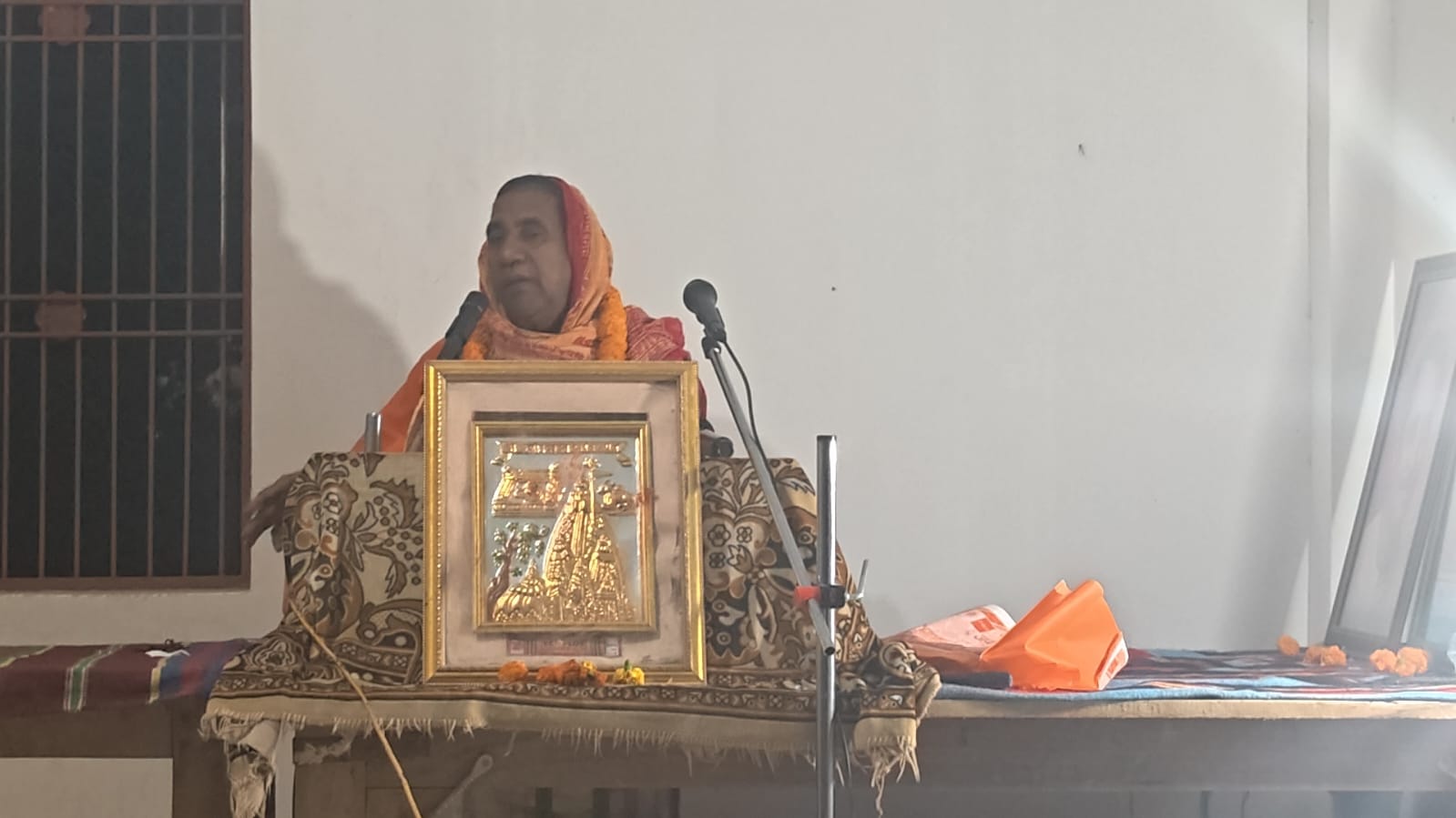 जौनपुर जनपद के मड़ियाहूं नगर के चंडिका मंदिर धाम पर वृहस्पतिवार की शाम योगाग्रुप के सौजन्य से प्रवचन व भक्ति संगीत का कार्यक्रम संपन्न हुआ।       बताते चलें कि 