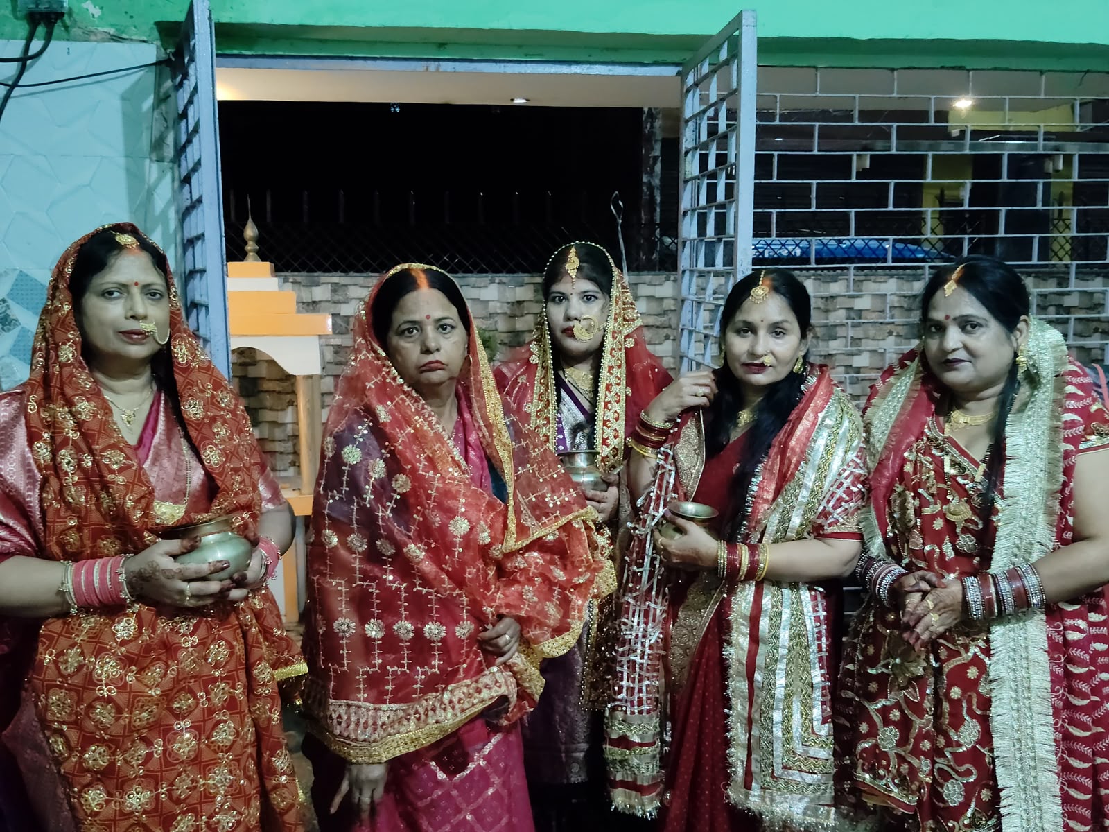 बस्ती बादलों की आड में छिपे सूर्यदेव, करवा चौथ पर चांद के दीदार की 