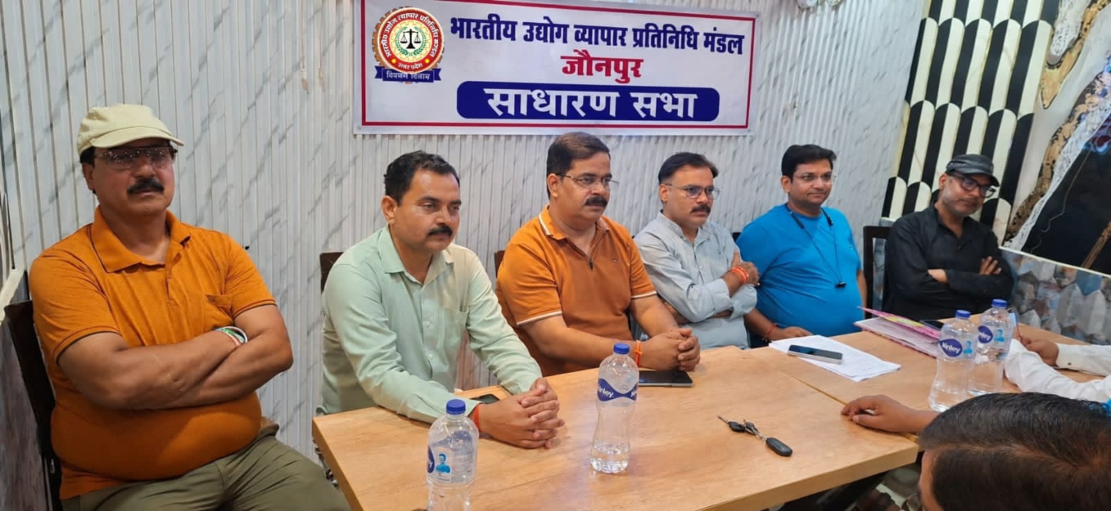 जौनपुर।* भारतीय उद्योग व्यापार प्रतिनिधि मंडल की नगर कमेटी की बैठक शनिवार को ओलंदगंज स्थित हिचकी चाट 