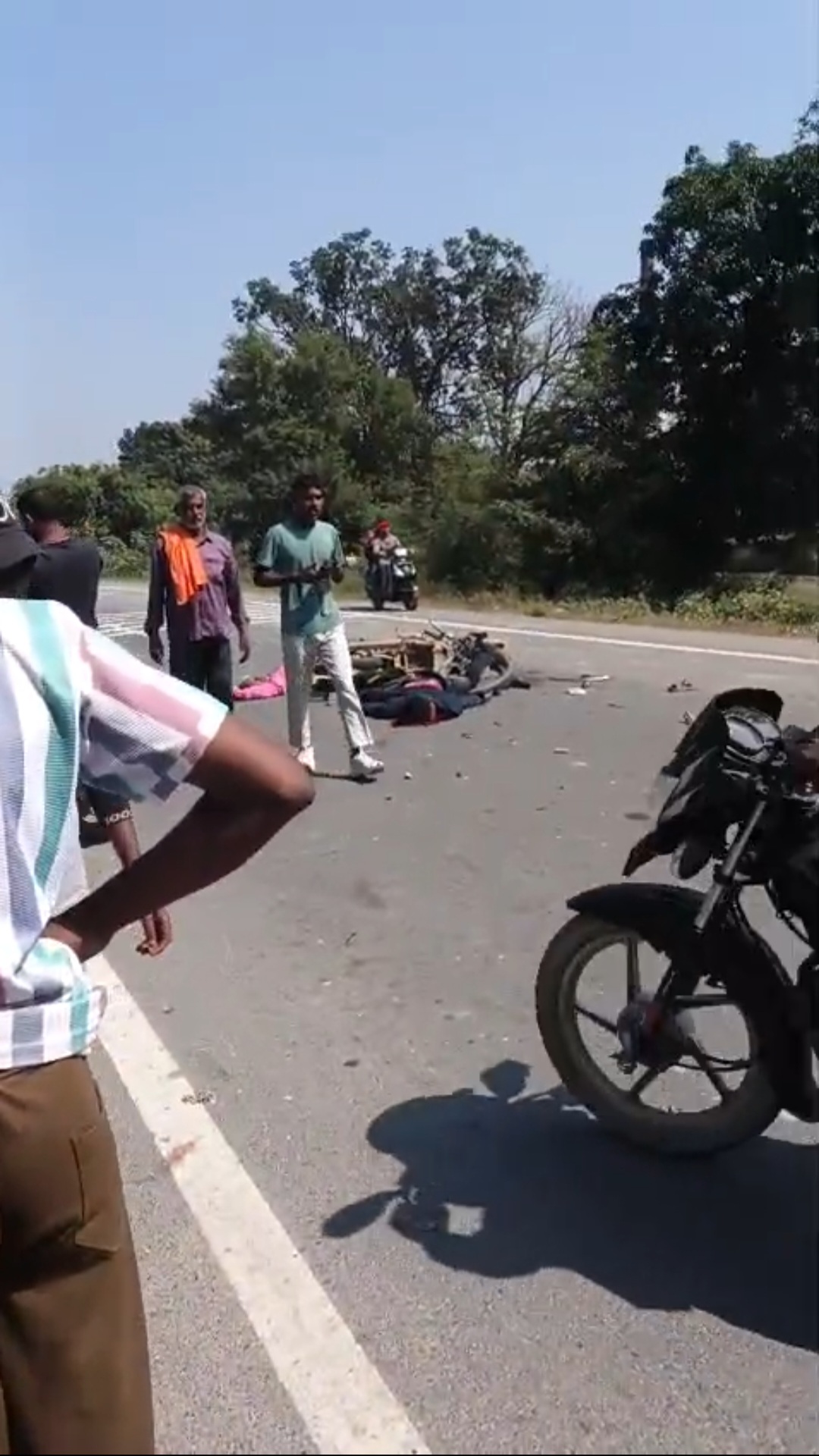 प्रतापगढ़।कुण्डा* बाघराय थाना क्षेत्र में बुधवार को एक दर्दनाक सड़क हादसे में महिला समेत तीन लोगों की मौके पर ही मौत हो गई