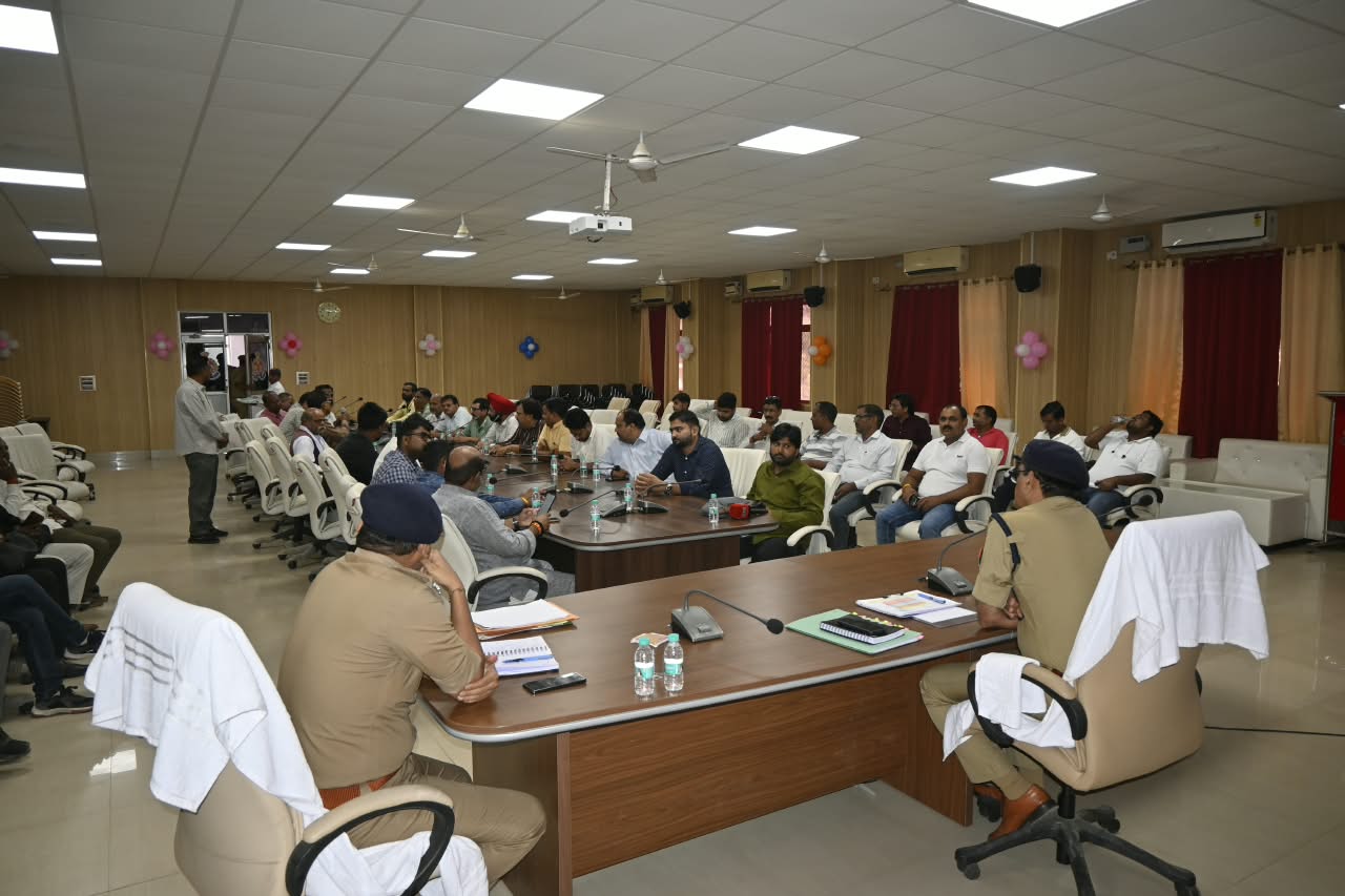 बस्ती श्री ओमवीर सिंह द्वारा रिजर्व पुलिस लाईन बस्ती के सभागार कक्ष में जनपद के समस्त राजपत्रित अधिकारीयों व थाना प्रभारी/शाखा प्रभारी का परिचय प्राप्त किया गया