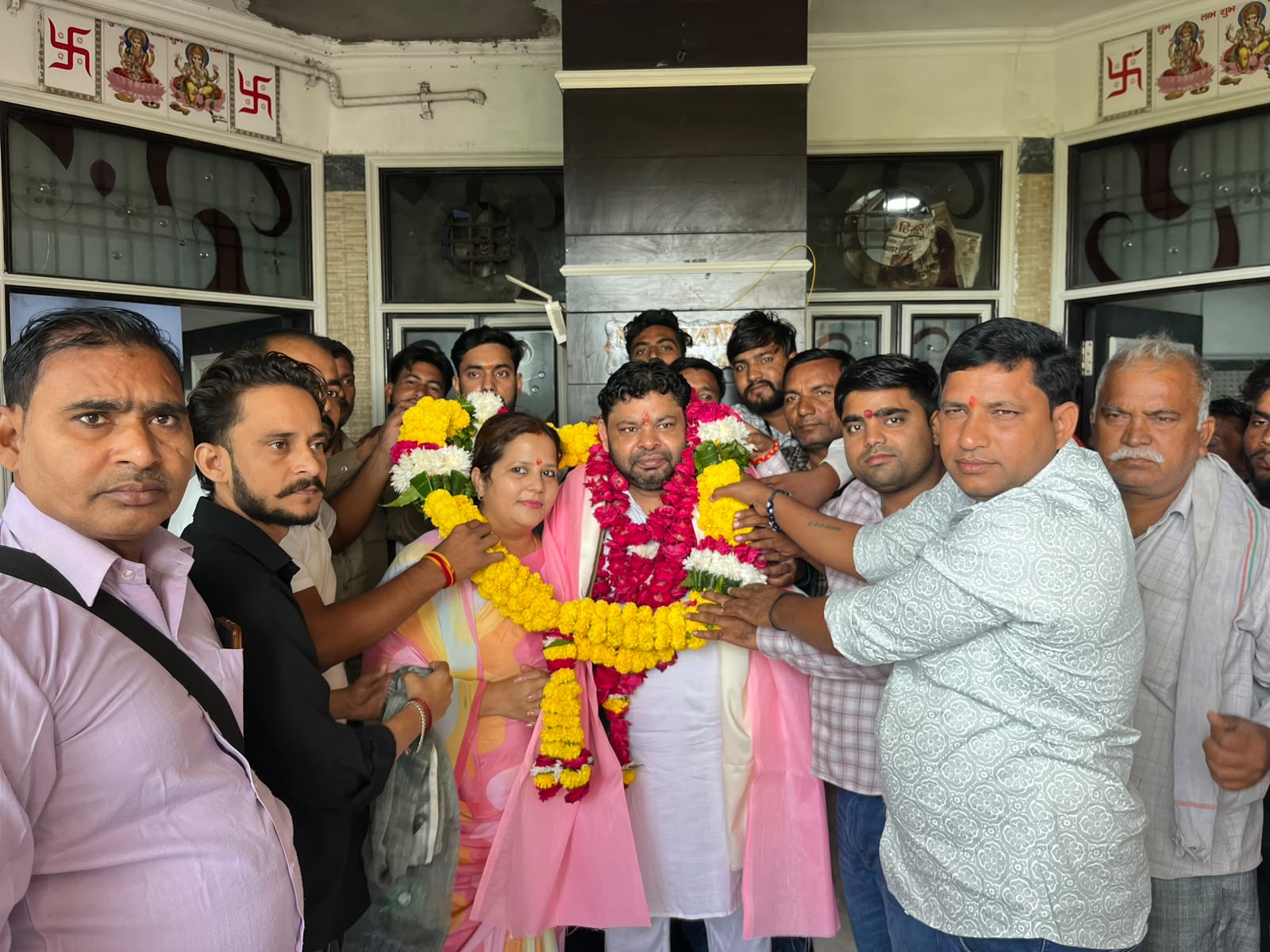 एत्मादपुर में धूमधाम से मनाया गया डॉ. अवधेश सिंह का जन्मदिवस, उमड़ा जनसैलाब; मिशन 2027 को लेकर भरी हुंकार