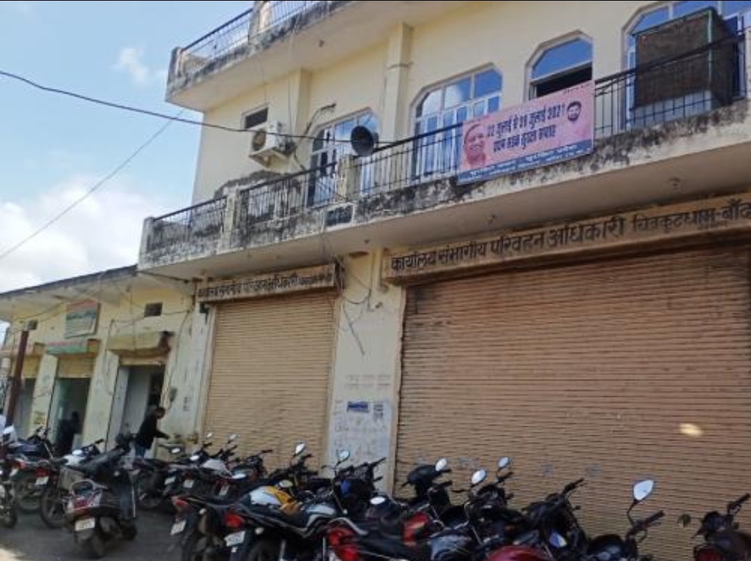 बांदा। नियमों की किताब दफ्तरों में सुरक्षित है, लेकिन सड़क पर प्राइवेट बसें शायद अपनी अलग ही ‘नियमावली’ से चल रही हैं। मंगलवार रात एसपी आवास के सामने ‘दिनेश