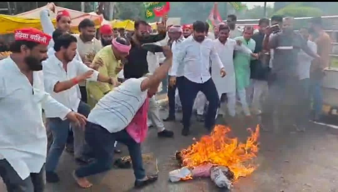 बस्ती............  सपा राष्ट्रीय अध्यक्ष अखिलेश यादव की गिरफ्तारी के बाद भड़के सपाई।  गृह मंत्री अमित
