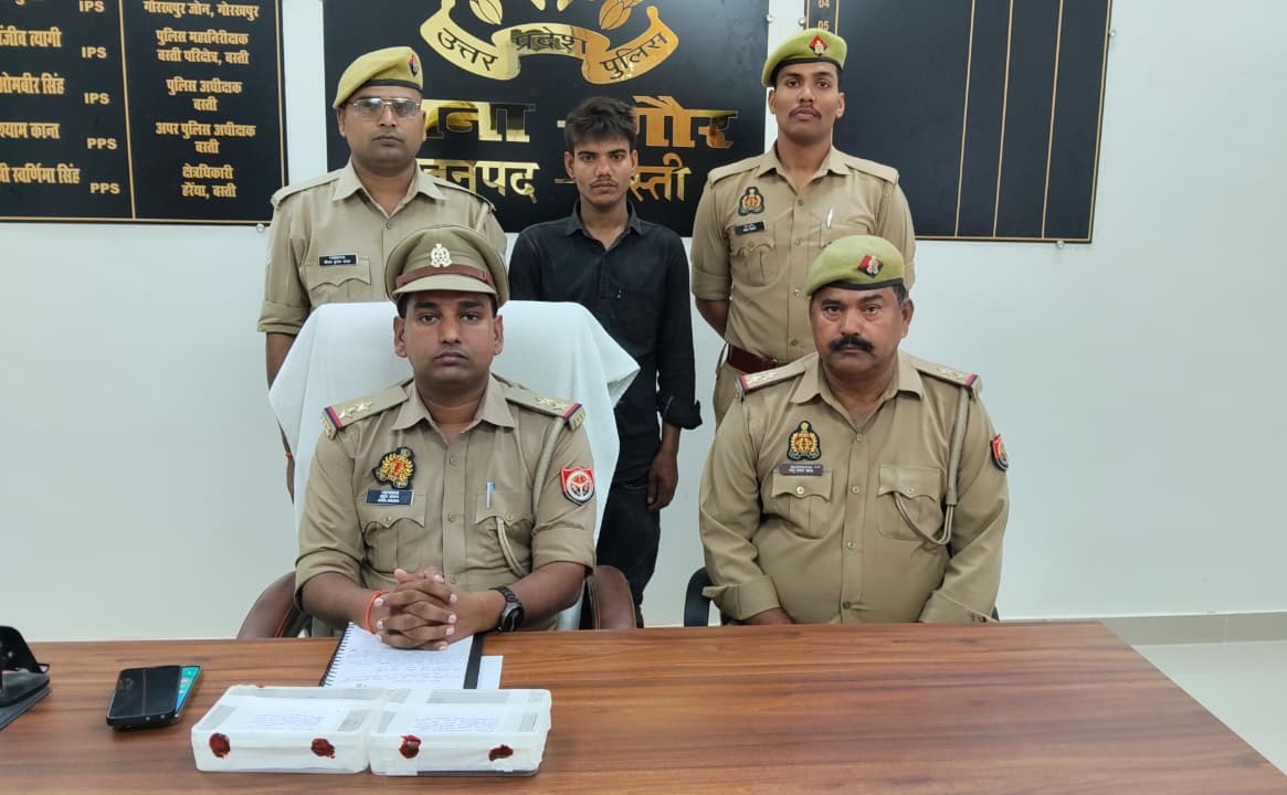 बस्ती थाना गौर पुलिस टीम व स्थानीय लोगों के सहयोग से चोर को चोरी के माल व रुपयों सहित किया गया गिरफ्तार