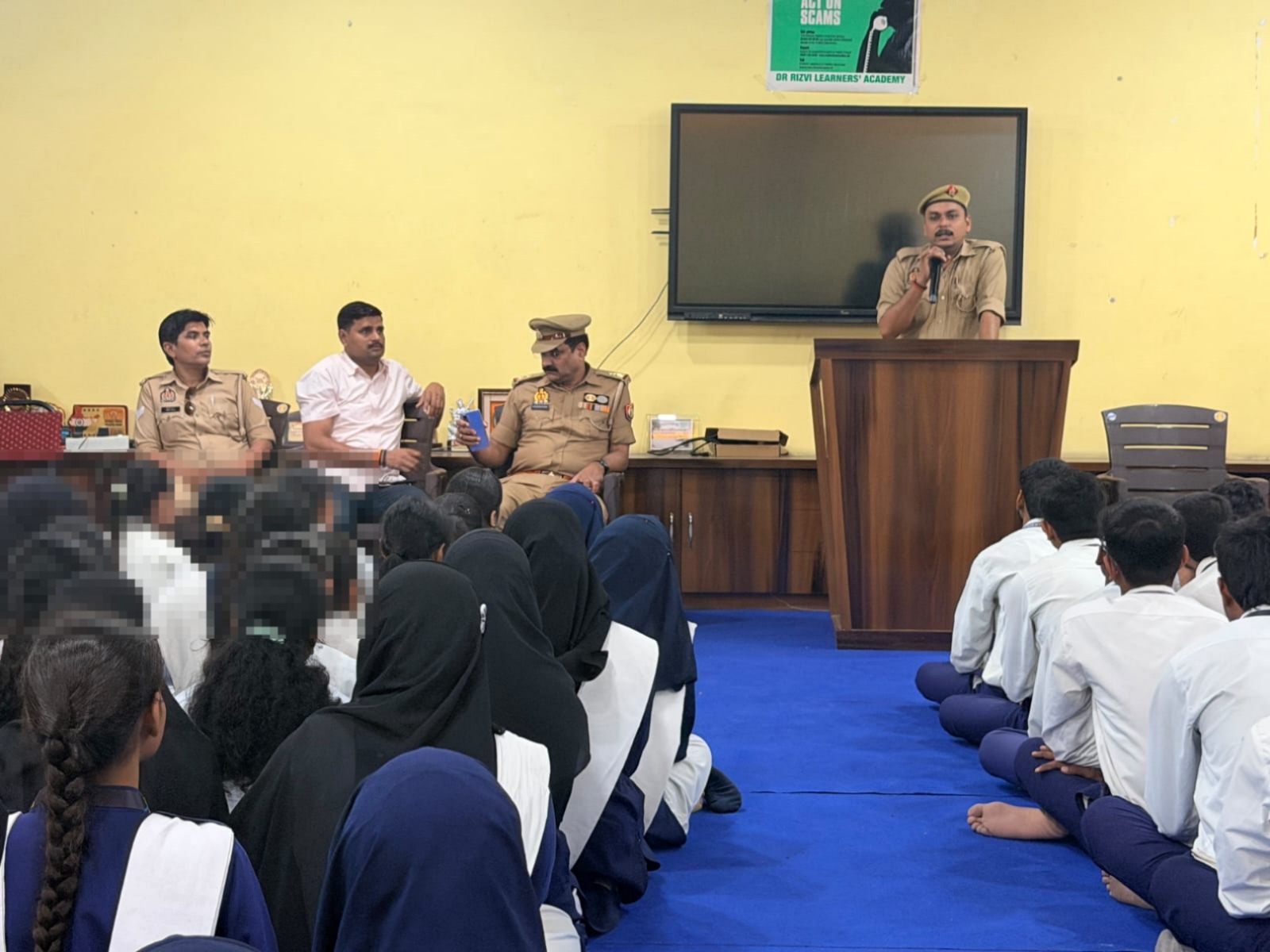   वरिष्ठ पुलिस अधीक्षक जनपद जौनपुर के निर्देशन के क्रम में व अपर पुलिस अधीक्षक नगर  अनन्त चन्द्रशेखरन(नोडल अधिकारी साइबर क्राइम जौनपुर) के पर्यवेक्षण एवं क्षेत्