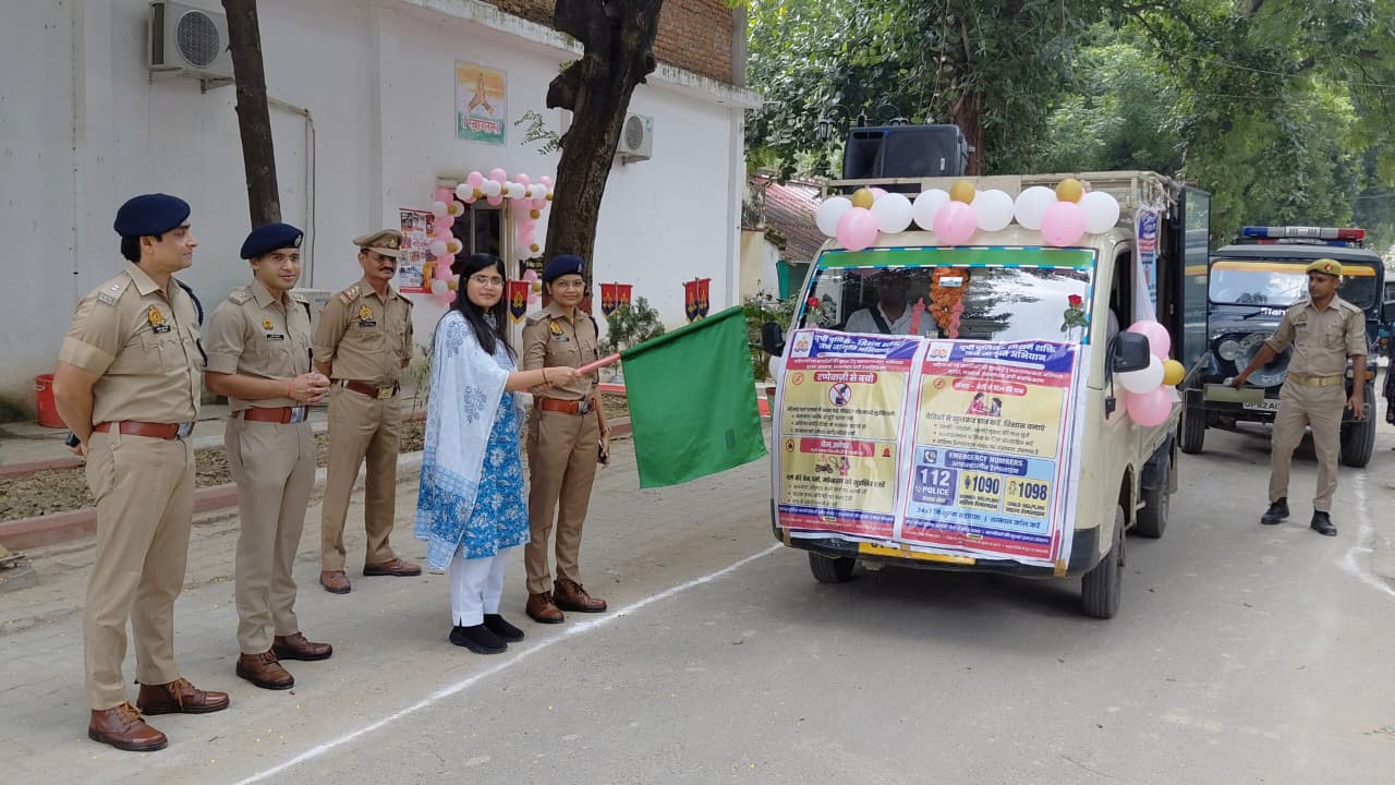 जौनपुर, सुरक्षित  संदेश के साथ मिशन शक्ति अभियान 6.0 के तहत साइबर जागरूकता हेतु मोबाइल प्रदर्शनी वैन को हरी झण्डी दिखाकर किया गया रवाना।*