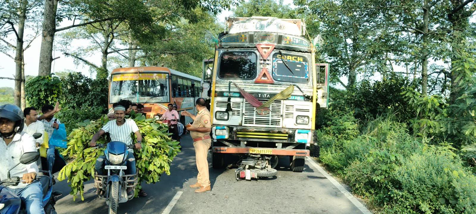 भीरा-पलिया रोड पर भीषण सड़क हादसा, ट्रक की टक्कर से दो मेडिकल छात्राओं समेत तीन की मौत; परिवारों में मचा कोहराम 