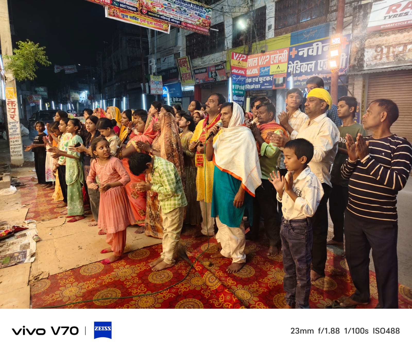 जौनपुर     शारदीय नवरात्र महापर्व पर मड़ियाहूं नगर के युवा शक्ति दुर्गा पूजा समिति की ओर से   सदरगंज स्थित हनुमान 