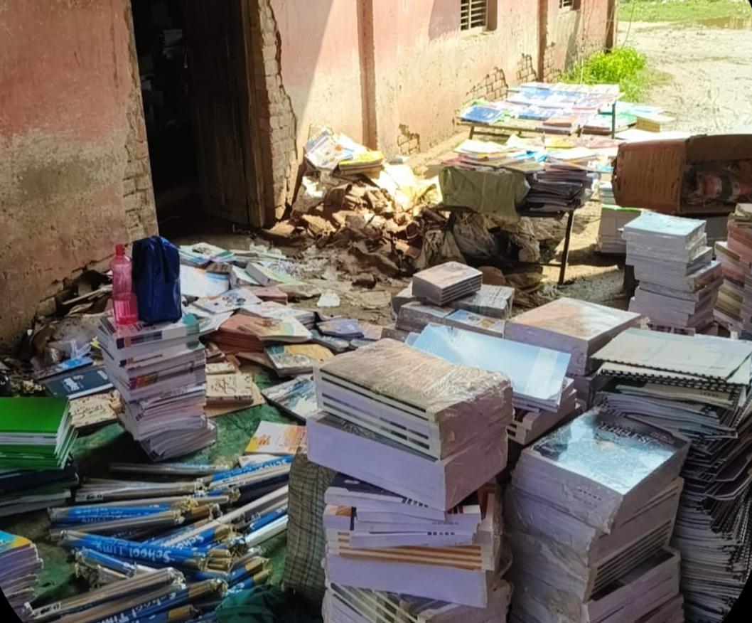 बरसाती पानी के रिसाव से पुस्तक भंडार में लाखों की पाठ्य सामग्री खराब